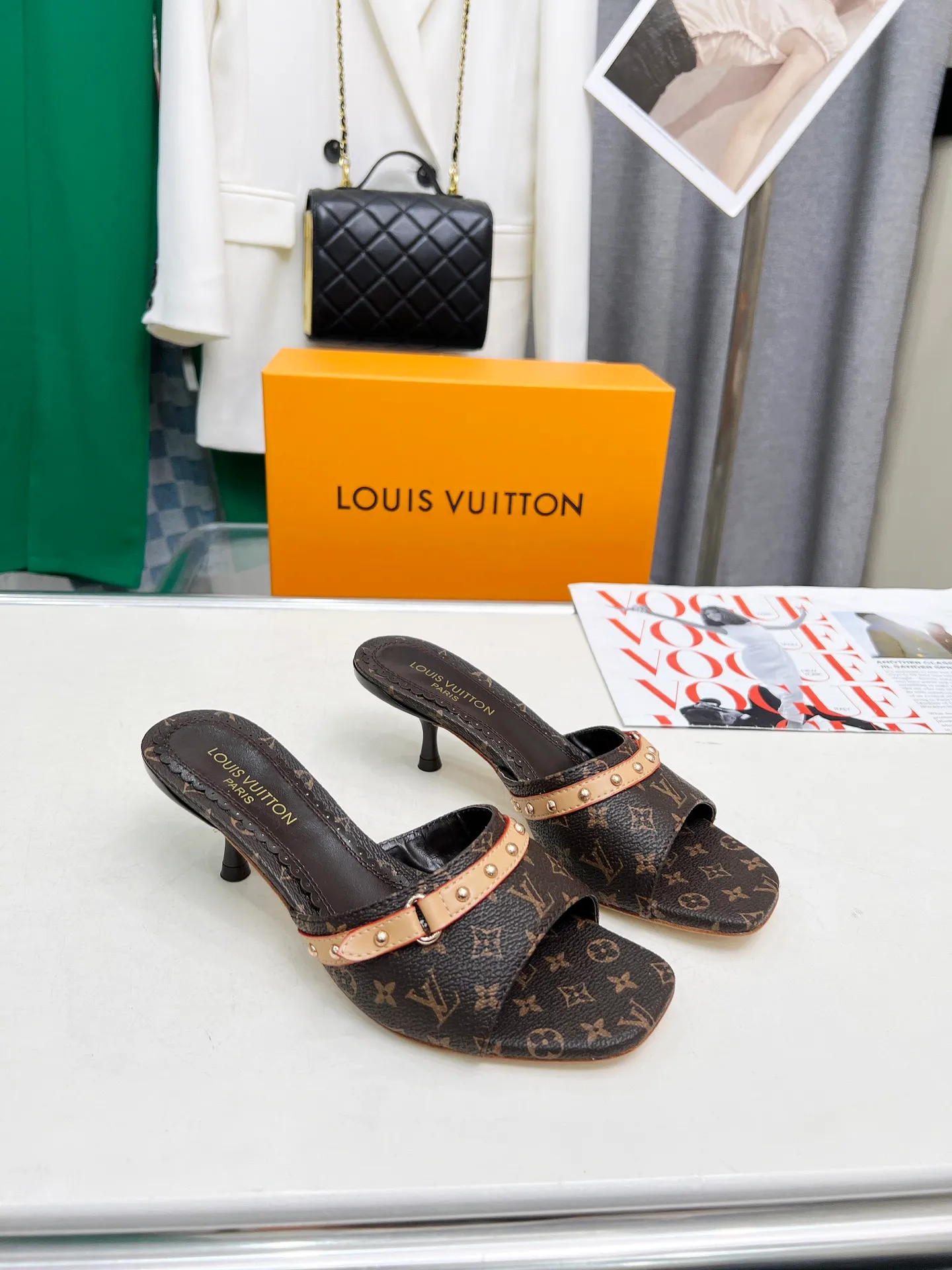Factory direct sales👟👟Ex-factory price 440👟👟 LV new denim denim kitten heel slippers 2025 summer must-have for goddesses, original replica, super comfortable on the feet. Show off the queen's temperament, the heel height is 5.5CM, which shows your temperament without being tiring. Standard code: 35-42 (41 and 42 codes are customized, non-returnable and non-exchangeable)